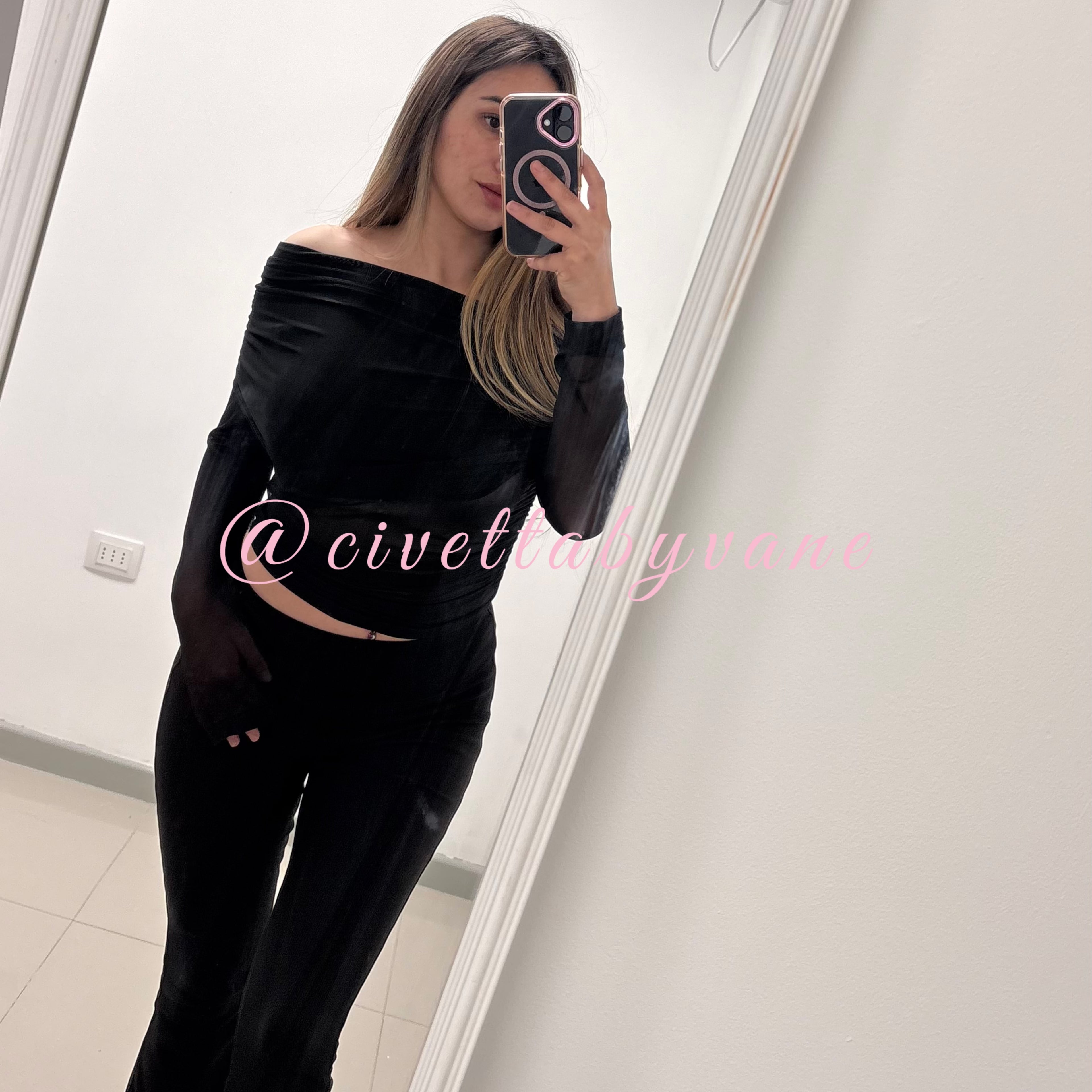 Blusa negra con transparencia
